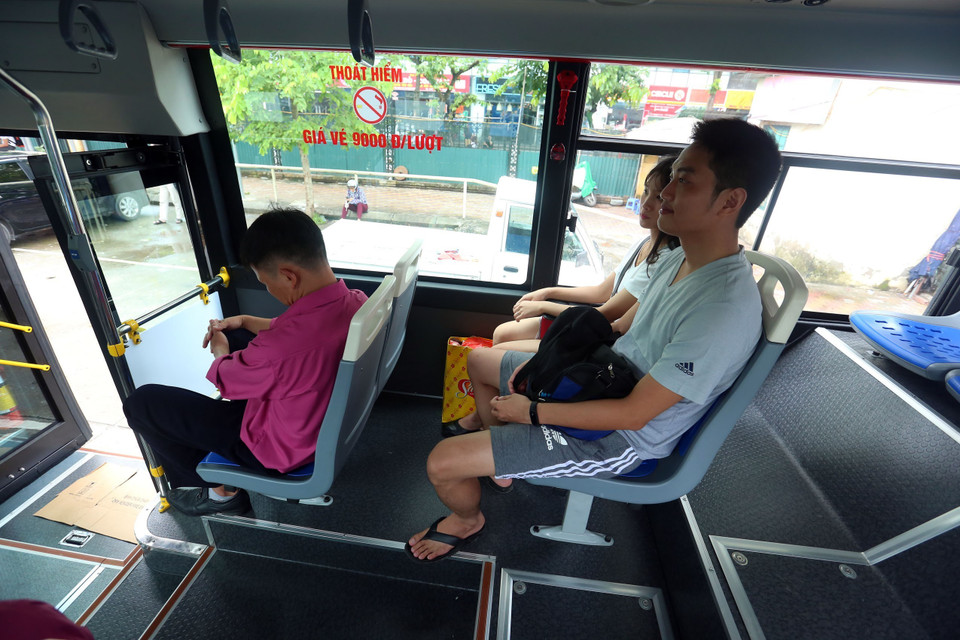 河内市正式推出使用清洁燃料的3条公共小巴线路。越通社记者 辉雄 摄