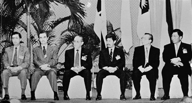 原越南外交部长阮孟琴（右二）和菲律宾、马来西亚、印度尼西亚、文莱、泰国外交部长出席1997年2月13日在新加坡举行的第12届东盟外长会议。图自越通社