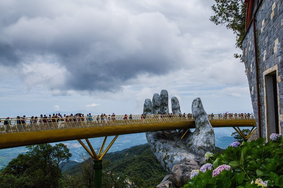 岘港高山上的“金桥”由两只“佛手”一左一右托起。（图片来源：越通社）