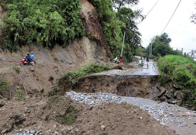 莱州省封土县因遭连日暴雨发生严重山体滑坡 致使多条道路交通中断。 越通社记者 贵中 摄