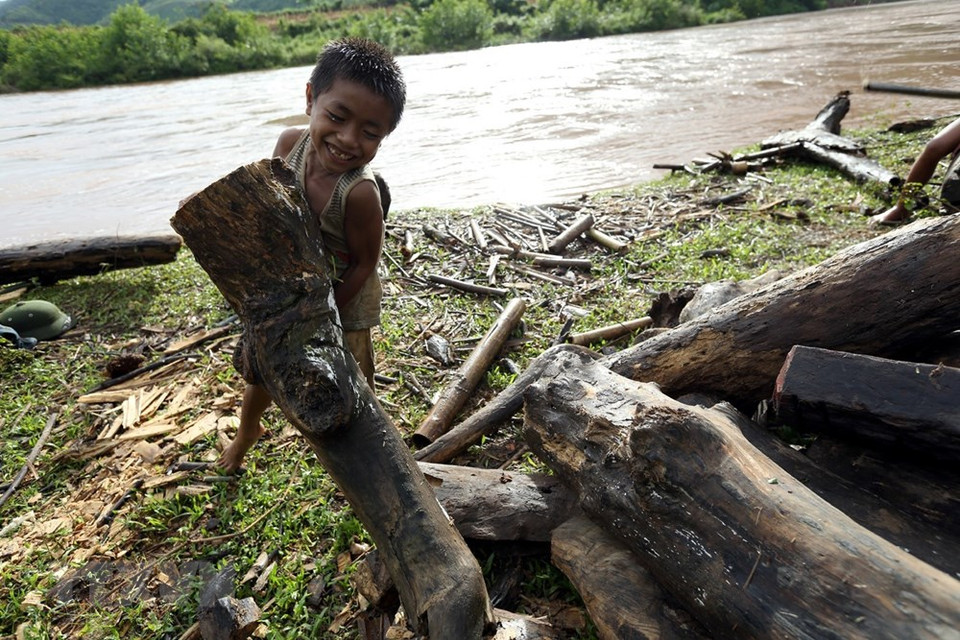 孩子们高兴地收获着自己的劳动成果。 越通社记者 潘俊英 摄