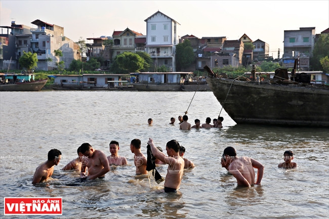 比赛结束，所有参赛成员在梂江浸泡，为当地百姓祈求身体健康，五谷丰收。图自越通社
