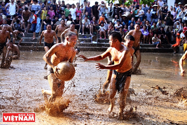 甲下队员反攻甲上队员一幕。图自越通社