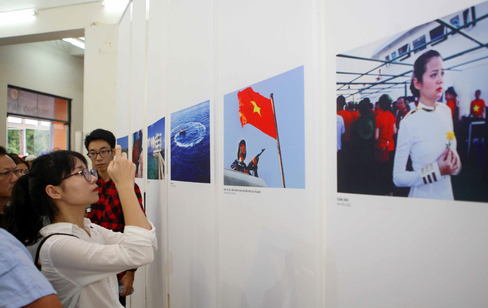 此次图片展吸引众多当地居民和游客的关注。越通社记者 青松 摄