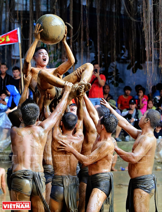 在紧张激烈的情况下，其中一队可以抢夺泥球，甚至拿泥球的人，以免伤害对方。 图自越通社