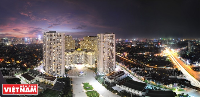 灯光璀璨的河内Royal City（皇家城） -“欧洲的缩影”夜景。图自越南画报