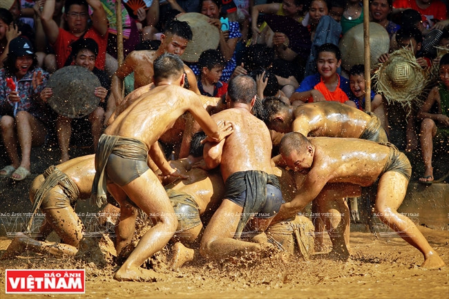 摔倒也从不让队员灰心。图自越通社