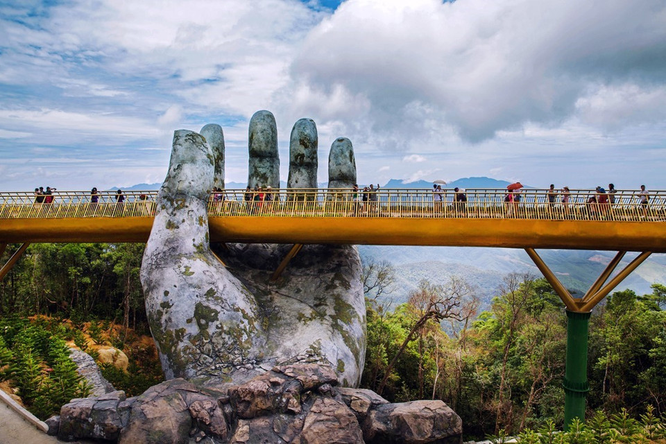 岘港高山上的“金桥”由两只“佛手”一左一右托起。（图片来源：越通社）
