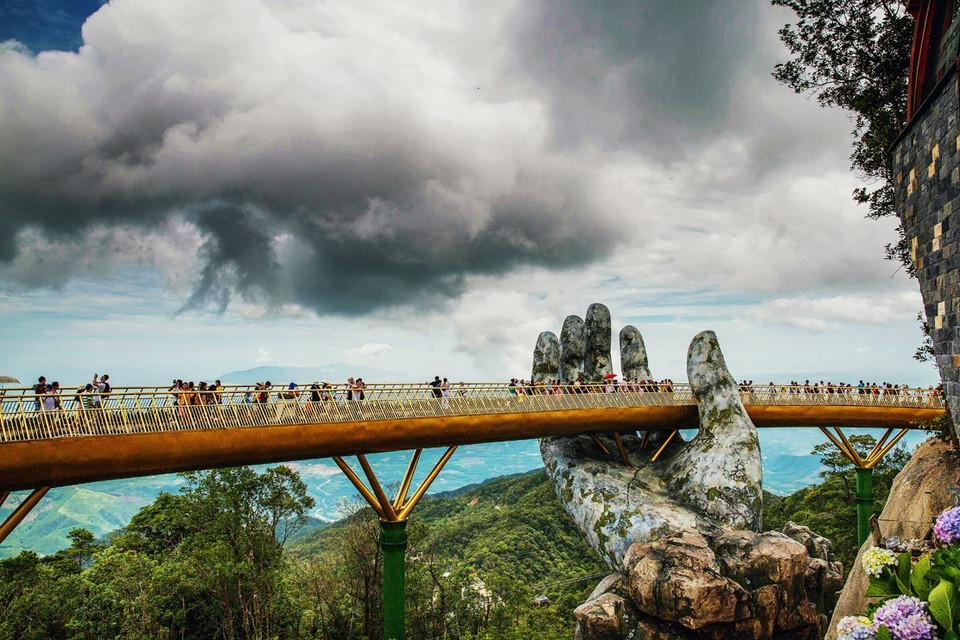 岘港高山上的“金桥”由两只“佛手”一左一右托起。（图片来源：越通社）