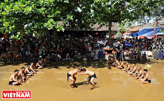 云寺前人工池是进行泥球摔跤比赛的场地。图自越通社