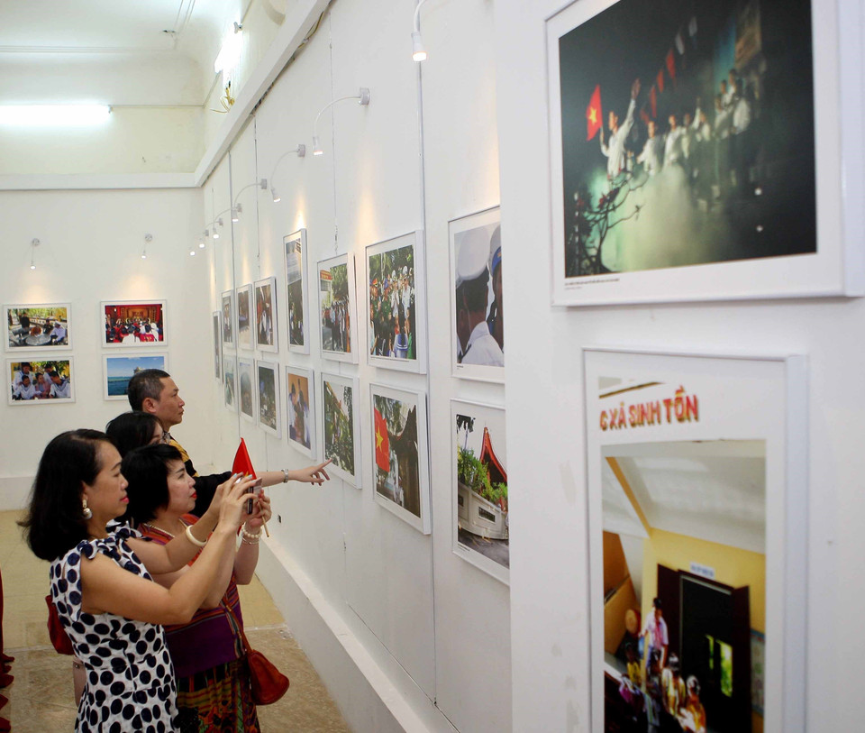 此次图片展吸引众多当地居民和游客的关注。越通社记者 青松 摄