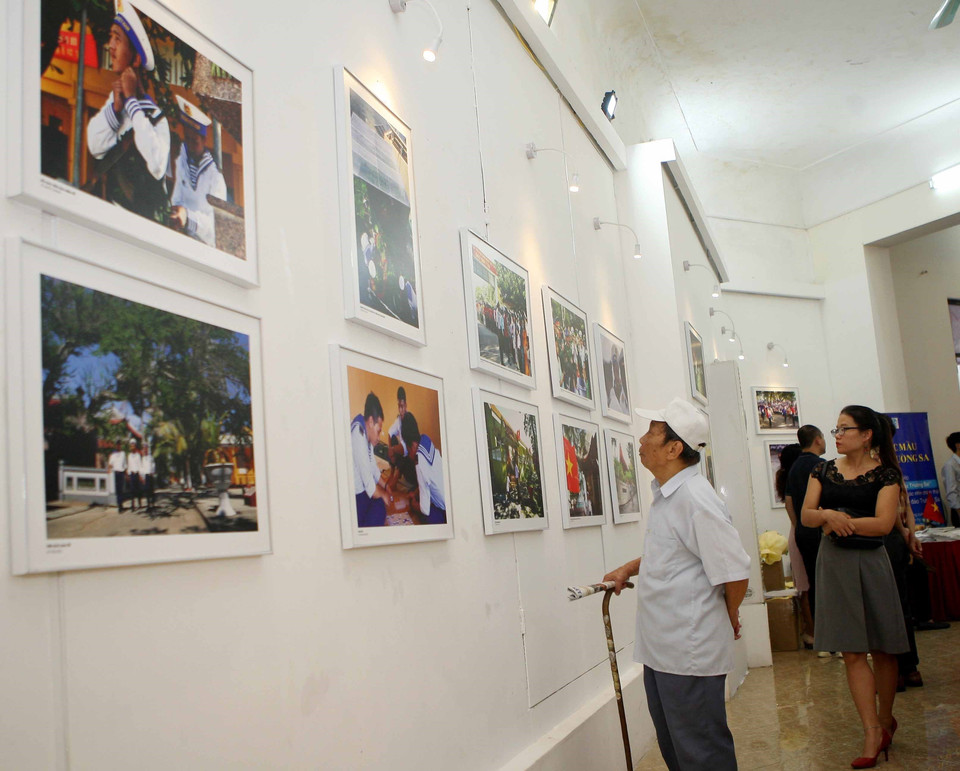 此次图片展吸引众多当地居民和游客的关注。越通社记者 青松 摄