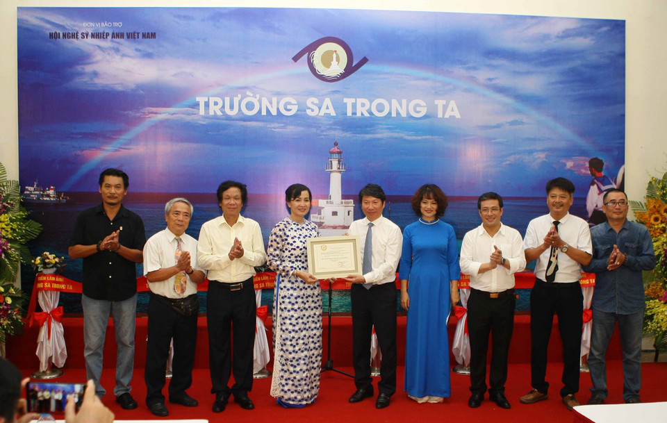 越南摄影师协会向“我们心目中的长沙”图片展组委会颁发奖状。越通社记者 青松 摄