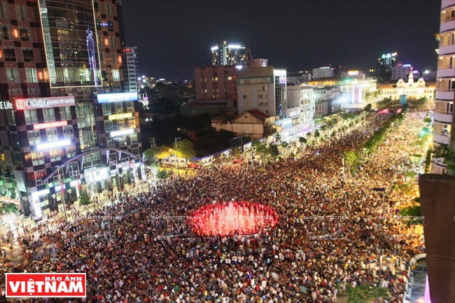 阮惠步行街广场长670米、宽64米，街道地面上铺着花冈岩。阮惠街广场地下具有音乐喷泉中心、照明系统、公共厕所等，每日吸引数千人次前来观光。图自越南画报
