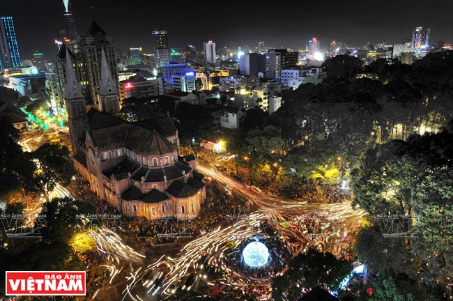 胡志明市政府不断投资建设交通工程，保护和发挥历史遗迹价值，致力于发展经济社会事业。图为圣母大教堂入夜景观。图自越南画报
