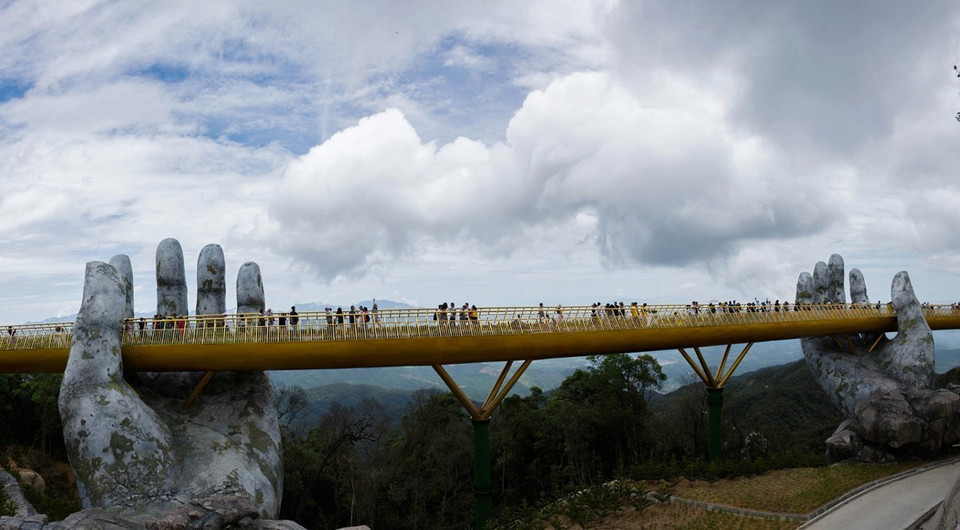 岘港高山上的“金桥”由两只“佛手”一左一右托起。（图片来源：越通社）
