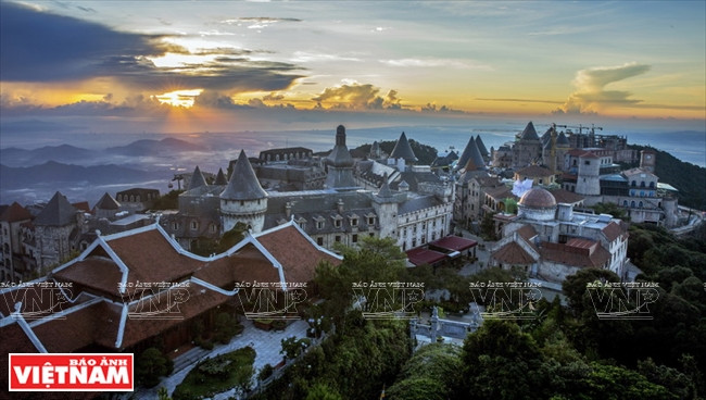 在巴拿山顶的“云中之城”以充满诗意的优美风景和欧式古老建筑风格，成为来到岘港的游客不可错过的旅游点。图自越南画报