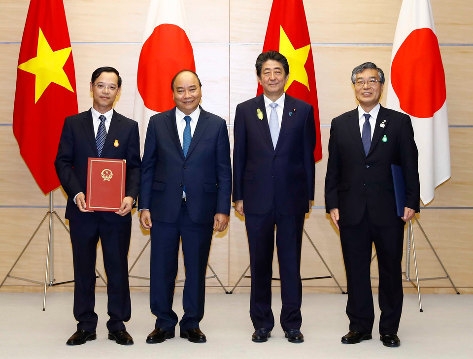 越南政府总理阮春福与日本首相安倍晋三出席双方部分文件签署仪式。越通社记者统一 摄