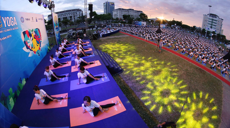 2019年岘港市集体瑜伽表演吸引1200多人参加。越通社记者陈黎林 摄