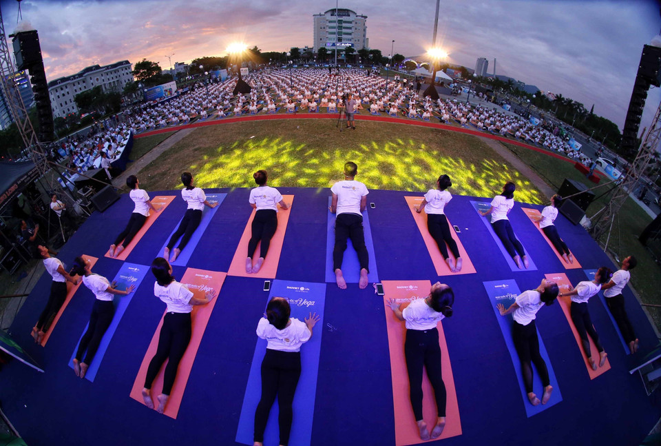 2019年岘港市集体瑜伽表演吸引1200多人参加。越通社记者陈黎林 摄