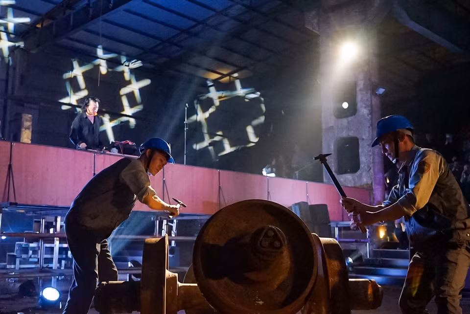 在嘉林火车制造厂演出的“河内车站音景”艺术作品的演员。图自越通社