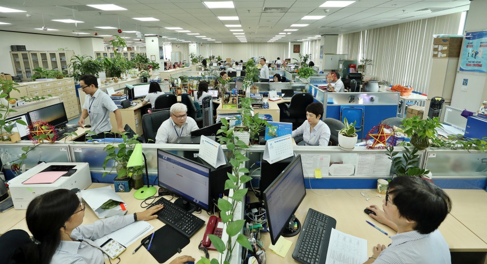 大楼内部配置绿植，使办公里的空气更加凉爽。图自越通社