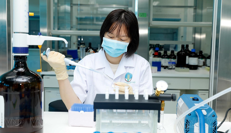 这些设备能够准确地分析食品安全的指标。图自越南画报