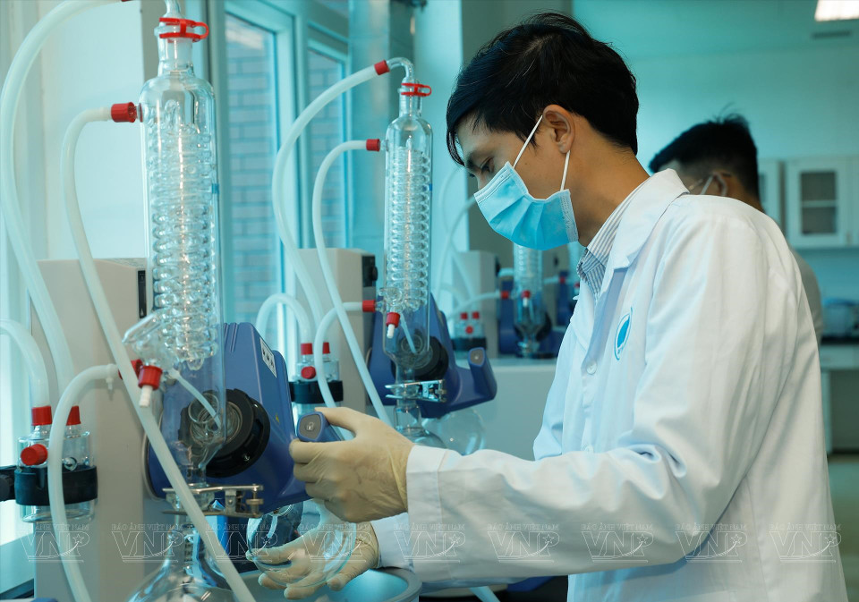 该中心员工正对农产品检测设备进行检查。图自越南画报