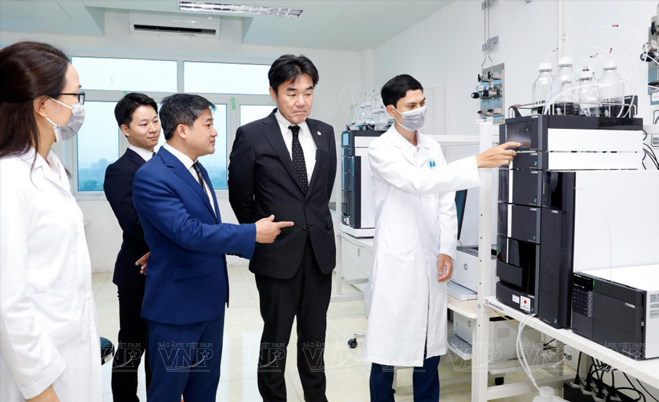 代表们参观农林水产质量检测与咨询中心的新实验室。图自越南画报