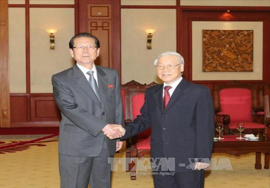  越共中央总书记阮富仲会见朝鲜劳动党中央委员会副委员长崔泰福。