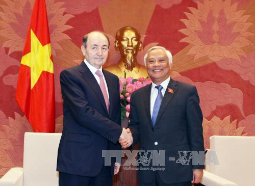  越南国会副主席汪周刘会见由菲科拉特·马门多夫部长率领的阿塞拜疆司法部代表团。（图片来源：越通社）