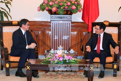  越共中央政治局委员、政府副总理兼外交部长范平明会见即将离任前来辞行拜会的新加坡驻越南大使伍德贤。（图片来源：越通社）