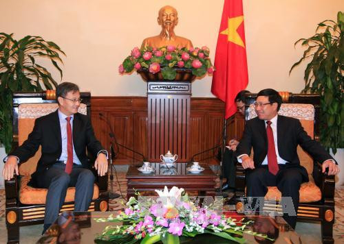  越共中央政治局委员、政府副总理兼外交部长范平明会见赴越履新前来拜会的老挝驻越南大使通沙万·丰威汉。（图片来源：越通社）