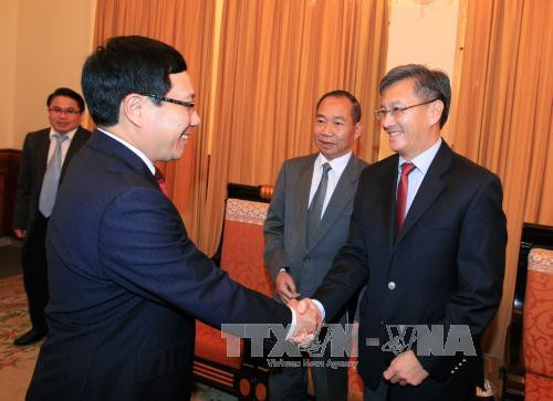  越共中央政治局委员、政府副总理兼外交部长范平明会见赴越履新前来拜会的老挝驻越南大使通沙万·丰威汉。（图片来源：越通社）
