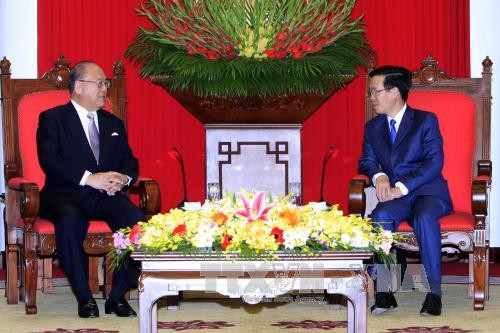  越共中央政治局委员、中央书记处书记、中央宣教部部长武文赏7日在河内亲切会见了日越友好议员联盟特别顾问武部勤。（图片来源：越通社）