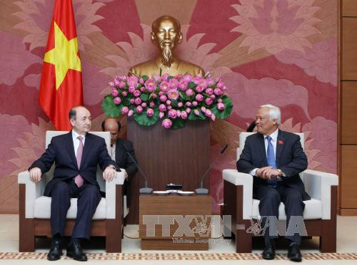  越南国会副主席汪周刘会见由菲科拉特·马门多夫部长率领的阿塞拜疆司法部代表团。（图片来源：越通社）