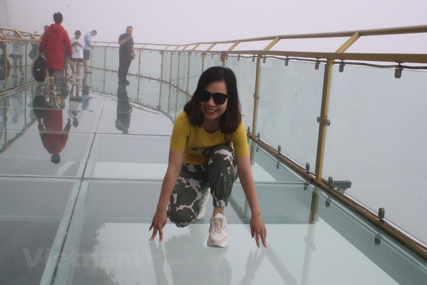龙云玻璃桥旅游区成为莱州省的旅游胜地。游客还可以在高空体验“猎云”、体验惊险游戏、观赏雄伟山脉或令人印象深刻的网红打卡点等。泰国游客昂瓦•昆皮苏特说：“我来这里是为了感受其他地方难得一见的自然美景，呼吸凉爽、清新的空气。玻璃桥是最美丽、最有意义的作品。” 图自Vietnam+