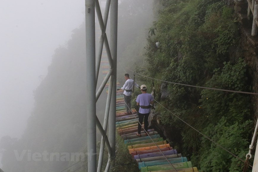 莱州省的龙云玻璃桥旅游区地处西北山区雄伟秀丽的大自然中，是广大游客参观、游览、休憩的理想目的地。游客体验在海拔两千两百米的桥上行走的感觉。上龙云玻璃桥时，游客进入岩石山脉中的隧道，乘坐特殊的电梯继续前行，电梯四面均是玻璃，让游客随处欣赏风景。图自Vietnam+
