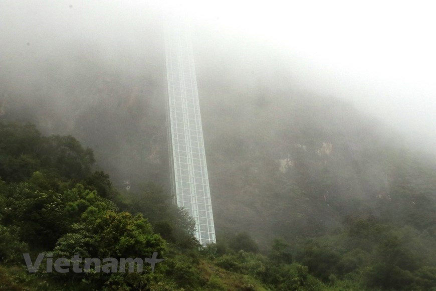 从岩洞隧道里的电梯至龙云玻璃桥有305米高，相当于102层楼，其中在山中隧道里80米，露天225米。龙云玻璃桥旅游区负责人阮春平还透露，“三期建设更多虔灵区，如后黎时代大越国名将阮黄七寺，增加游客体验。与此同时，开辟新的缆车路线供游客探索白瀑，建设从3300米高的山顶往下的滑梯”。图自Vietnam+