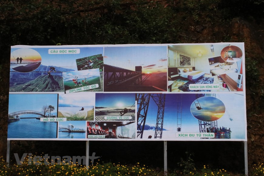 平时来龙云玻璃桥旅游区的游客主要集中在周末，平均每天有一千至两千人次。为打造更丰富的景观，龙云玻璃桥度假村管理公司正在山顶建造无界湖。该项目正处于收尾阶段，有望成为游客的绝佳打卡点。宣光省游客何氏御说：“这是我第一次来这里旅游，宏伟的玻璃桥非常漂亮。大自然赋予这里壮丽的景色供游人前来游玩。” 图自Vietnam+