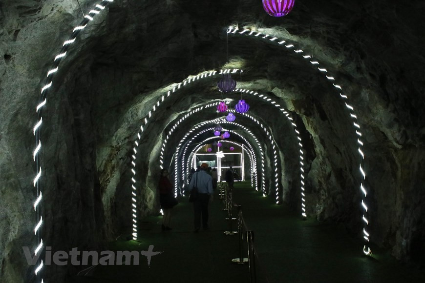 龙云玻璃桥旅游区由黄连山集团股份公司于2017年投资建设，2019年投入使用。该旅游区拥有达到国际标准的先进装设备服务游客。到龙云玻璃桥体验惊险刺激时，游客可进入隧道，然后乘坐电梯上去。龙云玻璃桥旅游区负责人阮春平表示：“我们正在进行一期建设，约20公顷。 二期为2022至2025年，建设包括五星级五层酒店在内的住宿体系，内设博彩设施，同时完善冒险游戏系统。” 图自Vietnam+