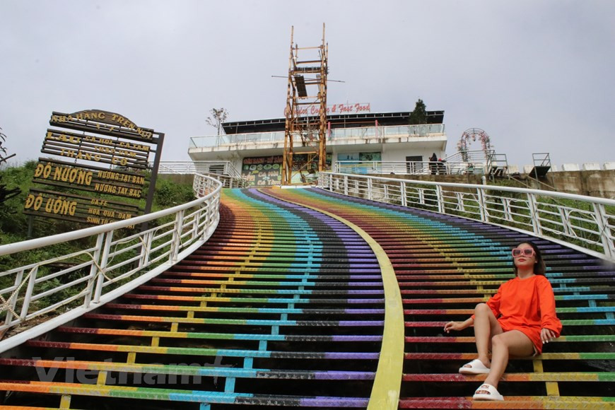 许多寻求刺激的游客都体验过悬崖步行桥。龙云玻璃桥旅游区负责人阮春平透露，二期工程预计将于2025年竣工，建设包括五星级五层酒店在内的住宿体系，内设博彩设施，同时完善冒险游戏系统。三期建设更多虔灵区，如后黎时代大越国名将阮黄七寺，增加游客体验。与此同时，开辟新的缆车路线供游客探索白瀑，建设从3300米高的山顶往下的滑梯。图自Vietnam+