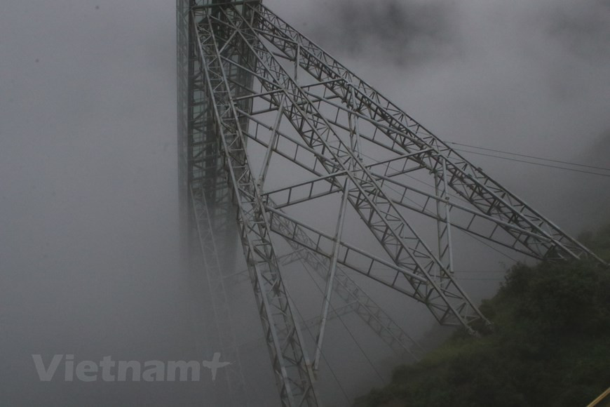 龙云玻璃桥是该旅游区的亮点。电梯玻璃桥建在海拔两千三百多米的高度，是越南迄今为止海拔最高的玻璃桥。上龙云玻璃桥，游客进入岩石山脉中的隧道，乘坐特殊的电梯继续前行，电梯四面均是玻璃，让游客随处欣赏风景。龙云玻璃桥桥面宽度1.5米，玻璃面总长139米，总厚度33.04毫米，是从美国进口的。图自Vietnam+