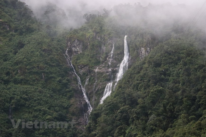 除了龙云玻璃桥外，游客还可以乘坐缆车游览雄伟的瀑布，像仙女头发一样伸展。龙云玻璃桥生态旅游区是老街省沙巴旅游区与作情瀑布、铺塔楞峰、仙山洞、普山缆以及傣族、蒙族、瑶族等民族文化特色等莱州省各旅游景点连接的地区，这里拥有雄伟壮观的自然美景和清爽宜人的气候。图自Vietnam+