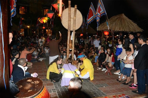 唱牌追民歌（bài chòi）吸引众多游客参加。（图片来源：人民军队报）