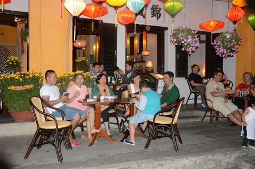 古街角落里的咖啡店。（图片来源：人民军队报）