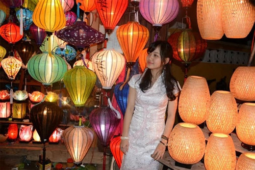 游客喜欢在彩色灿烂的灯笼纪念品商店旁照相。（图片来源：人民军队报）