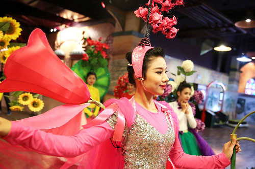 巴拿山旅游区管理员表示，前来参观的游客今年比往年增加了不少，因为今年春节期间天气条件十分怡人，为远行的游客创造便利条件（图片来源：vnexpress.net）