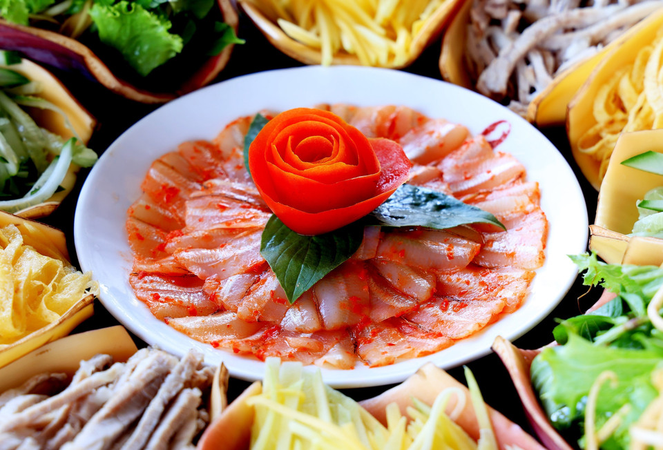 花蕊是鲜白色的叶鲱，其上面摆着红色的辣椒。图自越通社