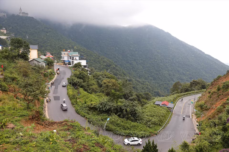 通往三岛镇的道路像一条丝带蜿蜒地穿过山坡。图自 越南画报